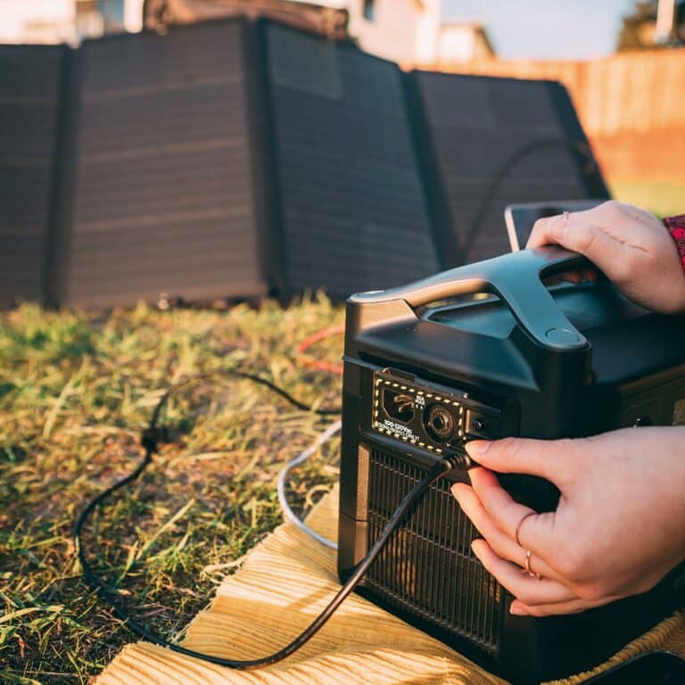 Panneau solaire nomade branché sur une batterie ecoflow.