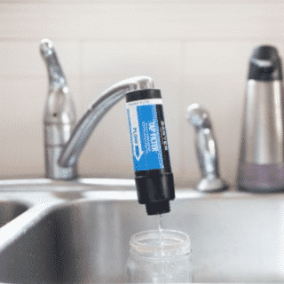 Sawyer filtre à eau pour robinet - produit vue en utilisation sur un robinet