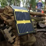 Chargeur panneau solaire SUNMOOVE 16W vue extérieur accroché à l'arrière d'un sac militaire