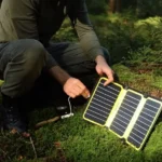 Chargeur panneau solaire SUNMOOVE 16W en utilisation en pleine nature