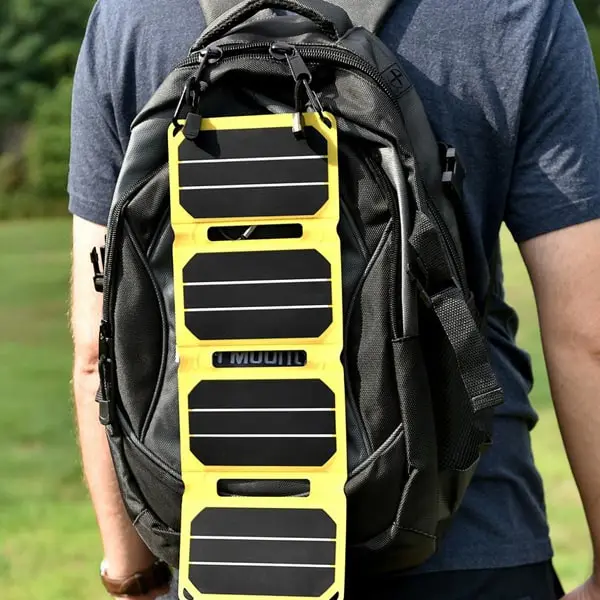 Un panneau solaire pliable pour sac à dos