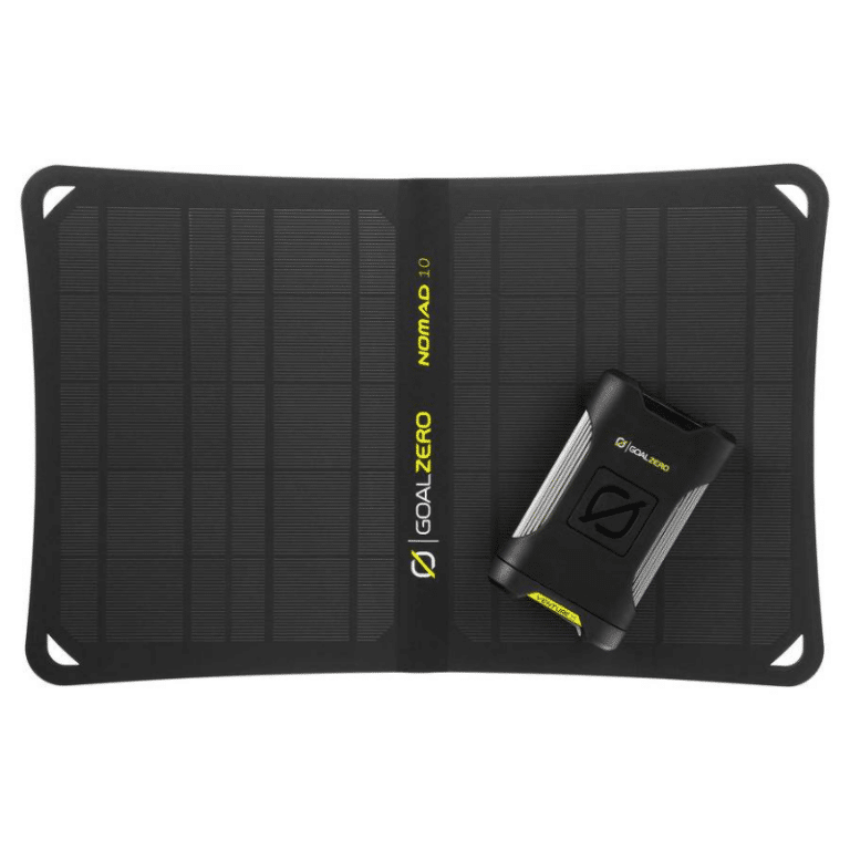 Batterie externe Venture 35 GoalZero avec le panneau solaire nomad 10 sur fond blanc vu de face