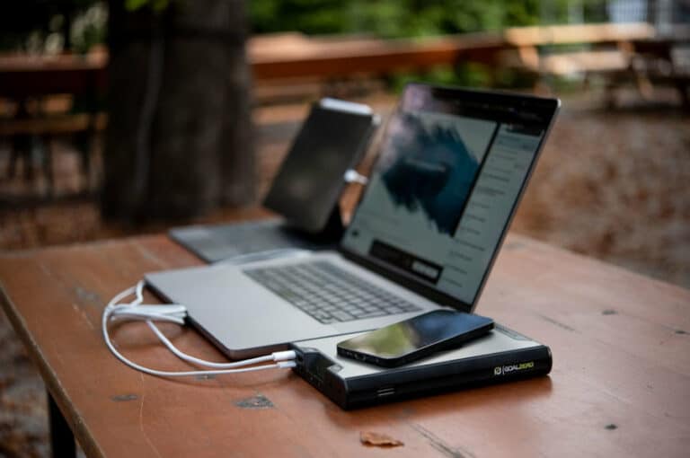 Batterie Sherpa 100AC en utilisation avec un mac book pro