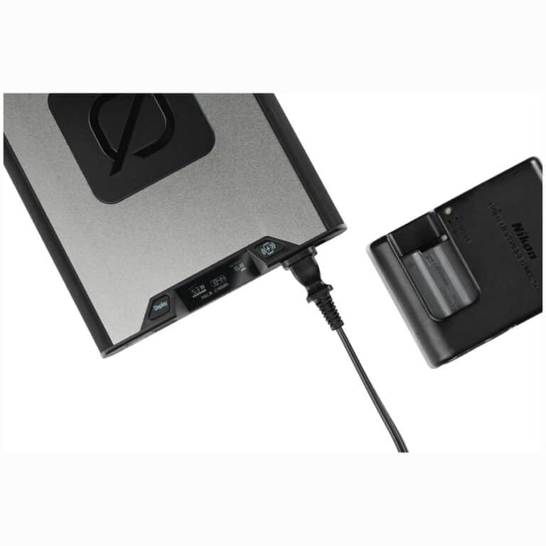 Batterie Sherpa 100AC sur fond blanc vu de haut avec un cable