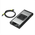 Batterie nomade SHERPA 100PD et son cable (fourni) sur fond blanc