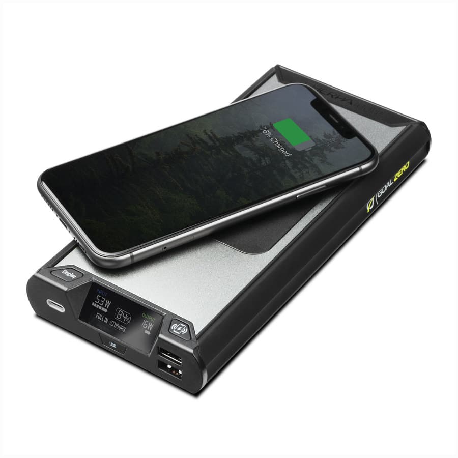 Batterie nomade SHERPA 100PD sur fond blanc en utilisation avec un iphone