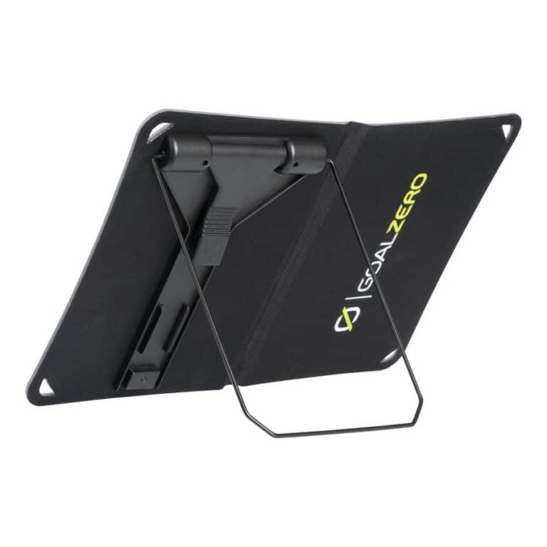 Panneau solaire nomad 10 GoalZero sur fond blanc vue de dos debout