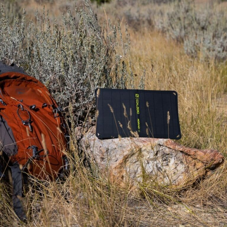 Panneau solaire nomad 10 GoalZero en utilisation extérieur