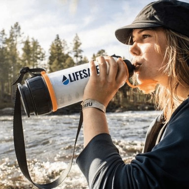 Bouteille purificateur d'eau LifeSaver en utilisation extérieur