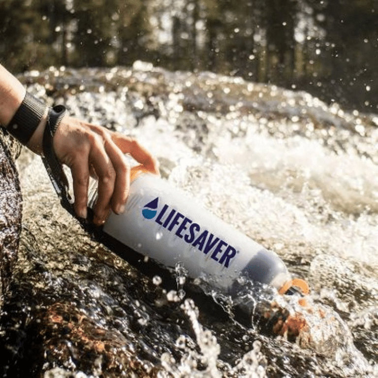 Bouteille purificateur d'eau LifeSaver en remplissage en extérieur