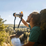 Bouteille purificateur d'eau LifeSaver en utilisation extérieur dans une rivière