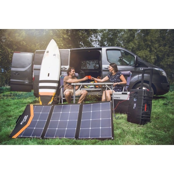 Batterie valise Powerkase en utilisation extérieur avec un panneau solaire pliable EnergieMobile