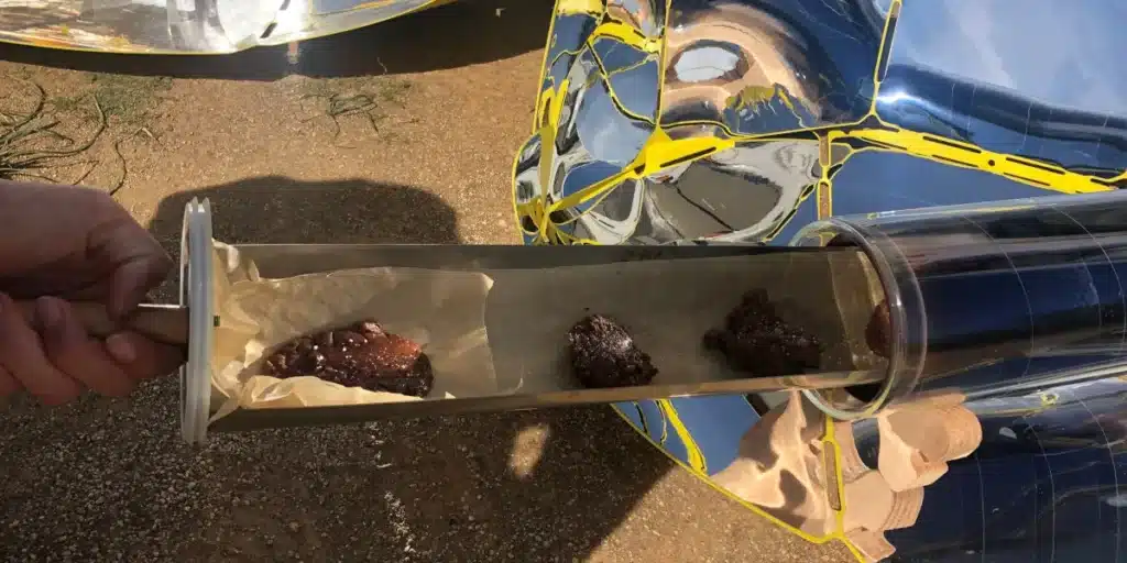 Photo de la pates à cookies enfourné dans le four solaire