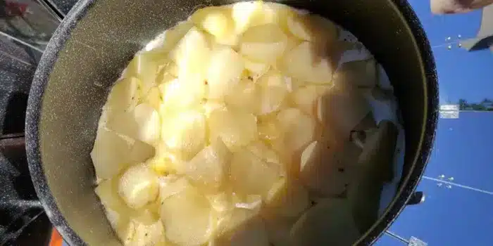 gratin dauphinois au four solaire en cuisson