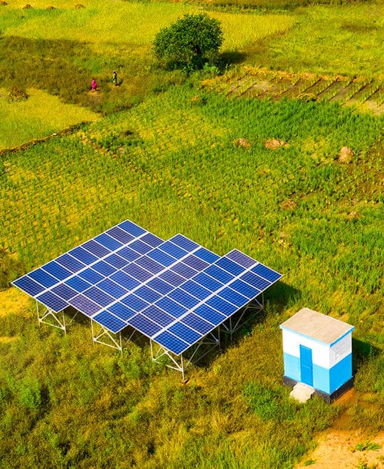 Photo de panneau solaire Victron posé dans l'herbe pur alimenter une tiny-house