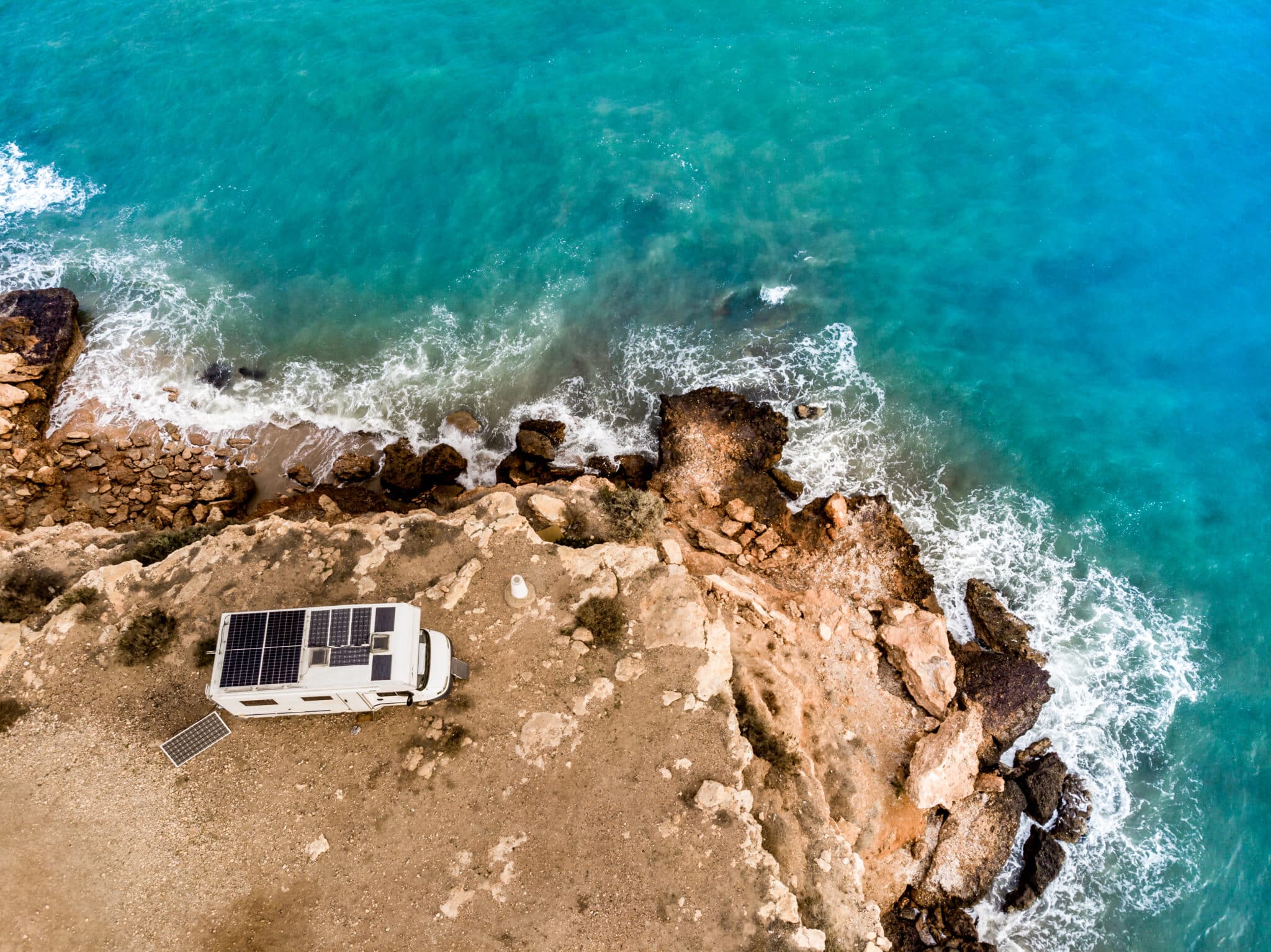 Vue plongeante sur camping-car avec différents panneaux solaire Article Captivan