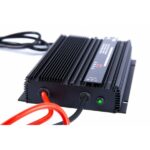 Chargeur de batterie étanche IP67 MCH24-20 et MCH12-40 vu de biais