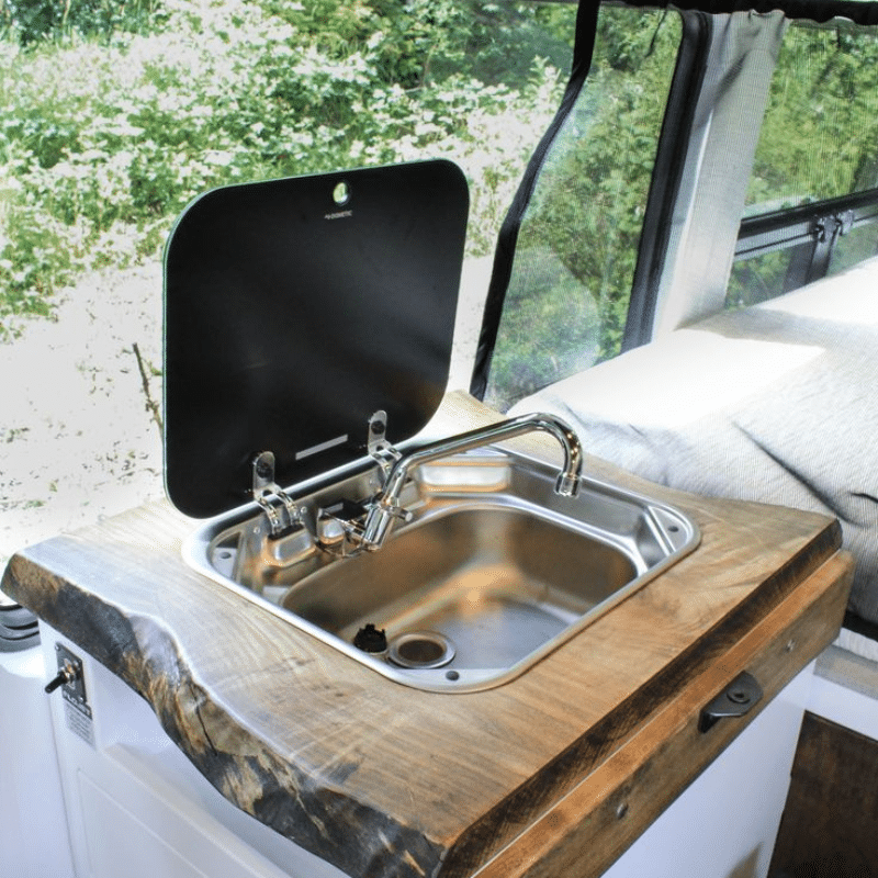 Couvre évier et plaques de cuisson dans la van