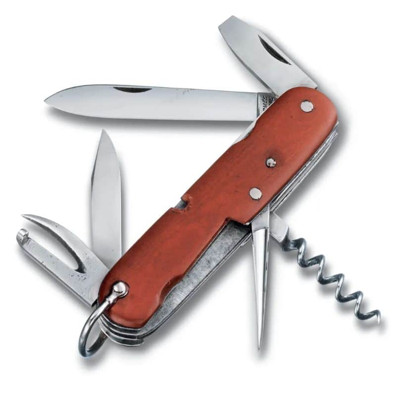Un couteau suisse (ou couteau polyvalent) ouvert avec toutes ses fonctionnalités mises en avant. L'outil parfait pour chaque petite situation de la vie nomade.