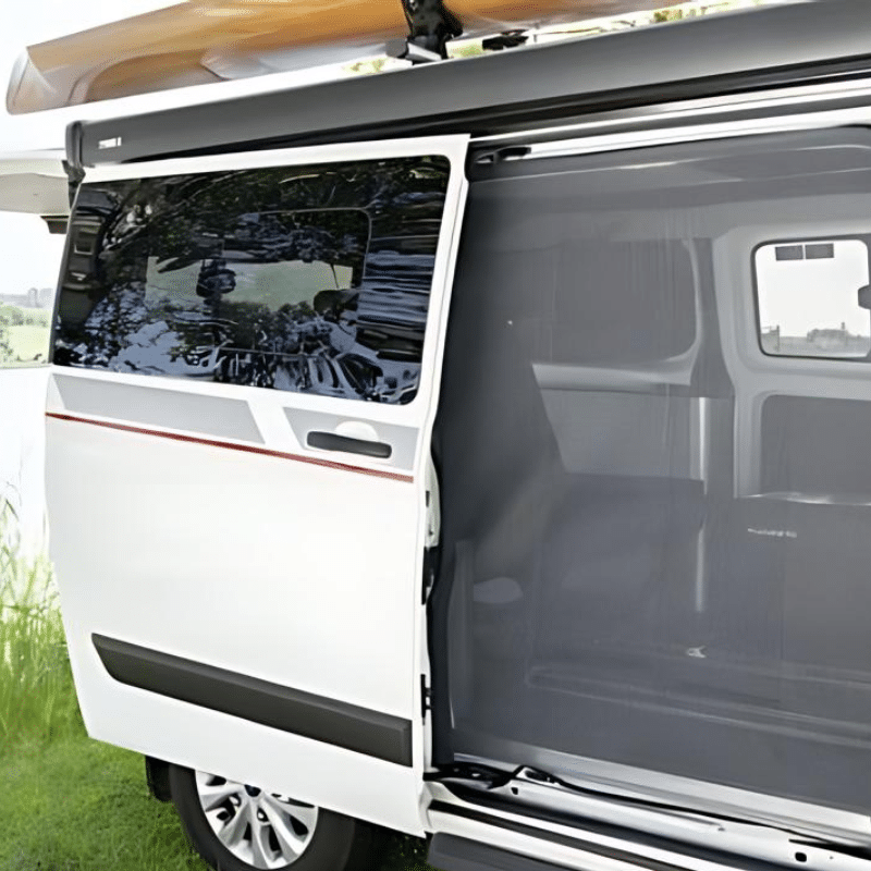 Un véhicule de loisirs type van ou fourgon avec une moustiquaire spéciale van à l'intérieur de sa portière coulissante.