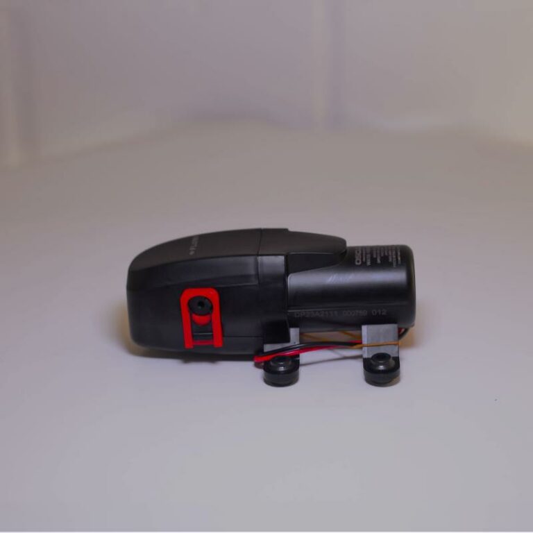 Pompe à eau 5,6L/min 12 V de Captivan, idéale pour augmenter la pression des circuits d'eau.