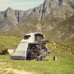 RT AWNING S POUR TRT 140 AIR DOMETIC chez Captivan, auvent protégé du soleil et de la pluie pour tente de toit gonflable.