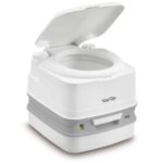 THETFORD PORTA POTTI QUBE 335 chez Captivan, WC chimique portable compact idéal pour petits espaces comme bateaux et camping-cars.