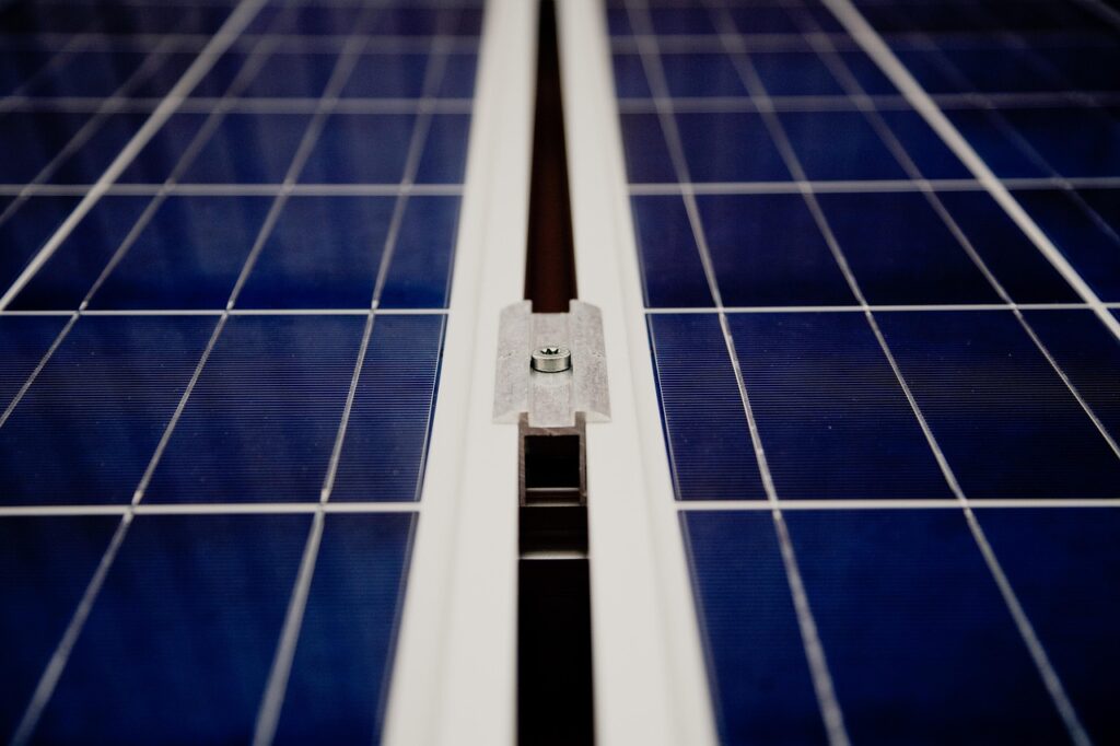 Panneau solaire pour camping-car permettant une énergie supplémentaire de recharge batterie.