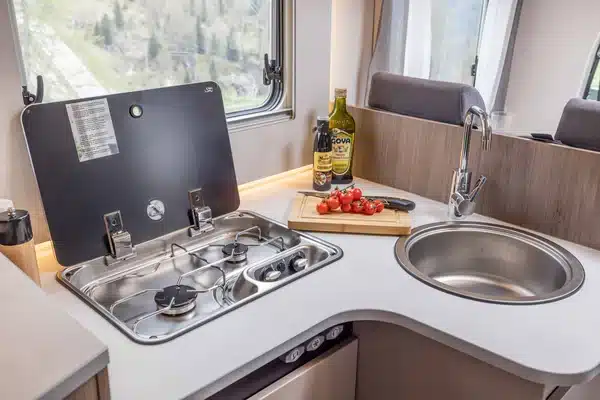 Plaque de cuisson 2 feux à gaz dans un camping car. Pratique pour une cuisine nomade