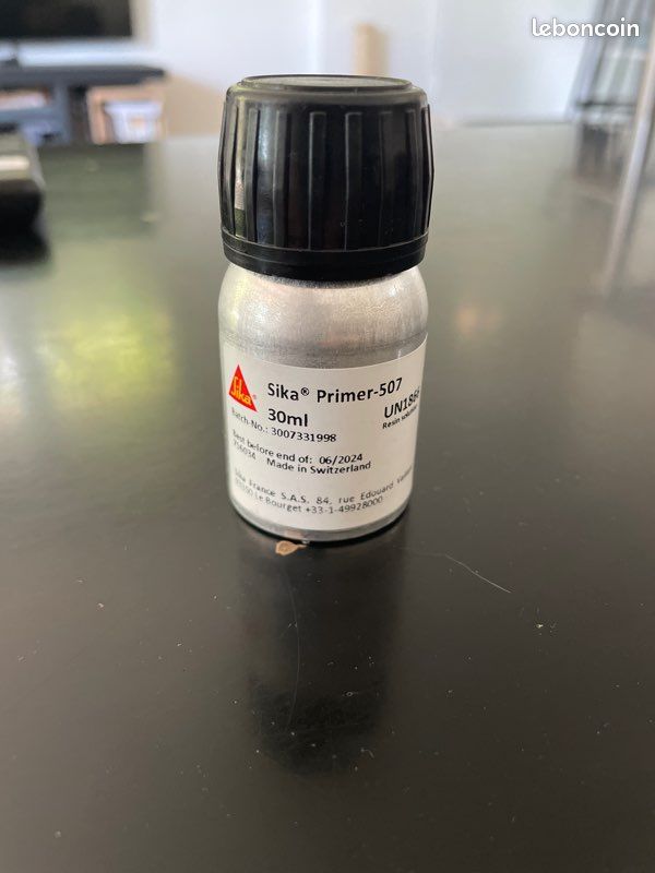 Activateur de surface Sika primer 507 pour une adhérence optimale entre colle, vitre et tôle du van.