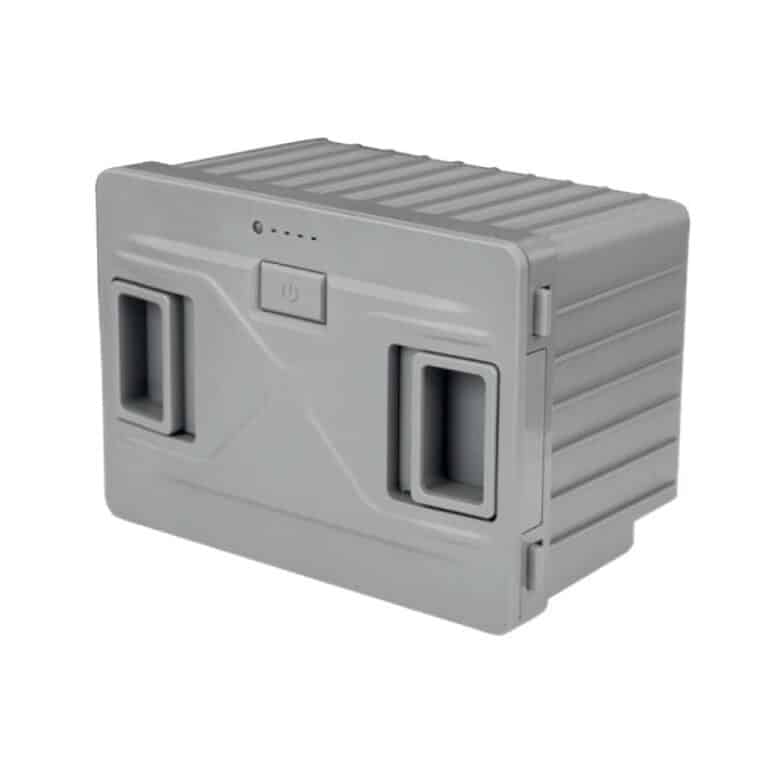 Batterie amovible pour glacière à compression ANTARION (30, 40, 50 Litres) de profil. Permet une flexibilité et une autonomie lors de ses voyages.