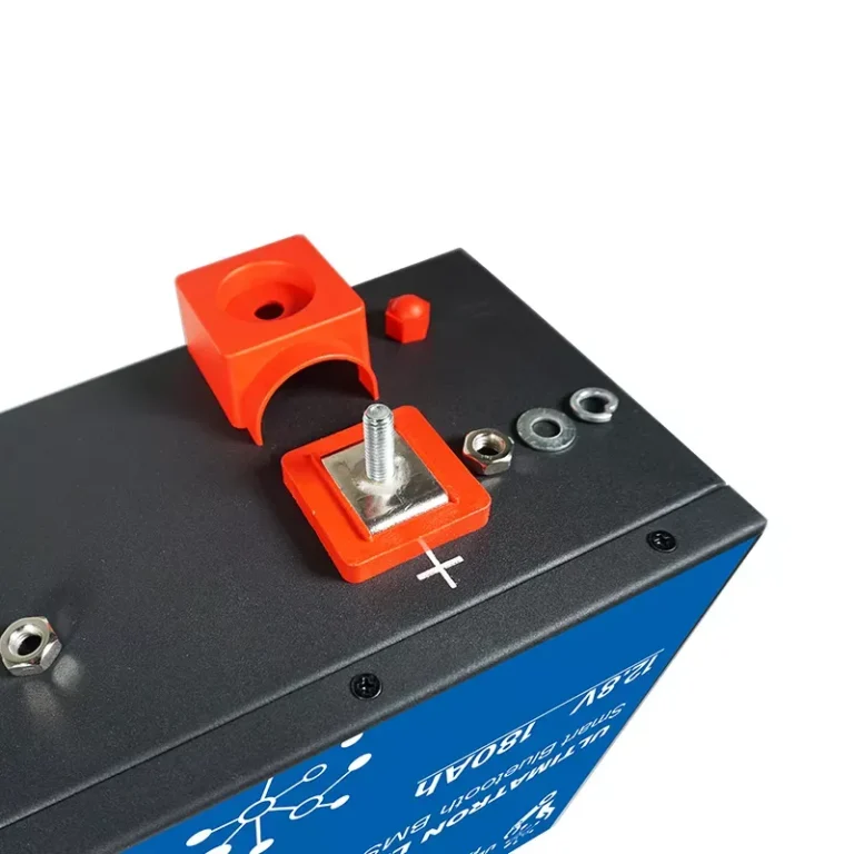 Connectique de la Batterie LifePO4 12V 180Ah Ultimatron Compacte vue de l'arrière
