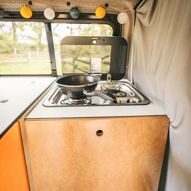 Plaque de cuisson 2 feux dans un van aménagé. Anbiance cosy pour un confort en cuisine.