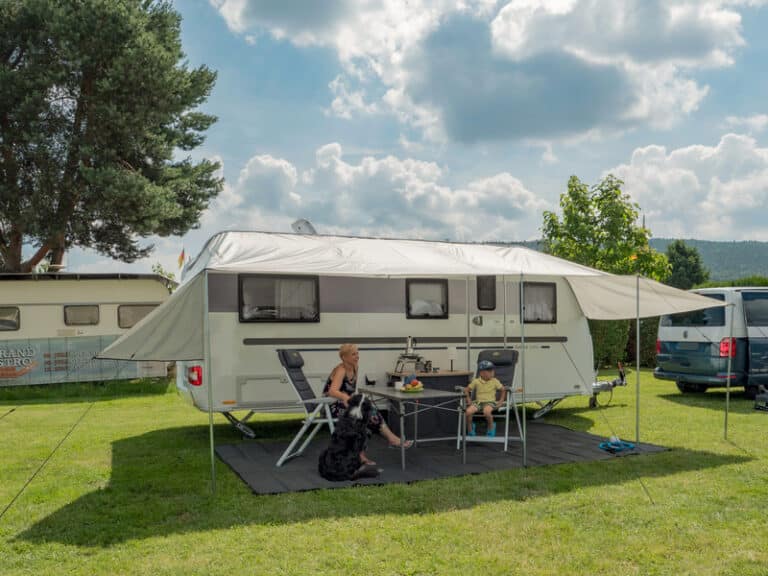 Como 6 Gris clair, disponible en plusieurs taille pour tout type de camping-car et van aménagé. Profiter de la fraicheur de l'ombre grâce à cette toile installable par dessus votre véhicule.